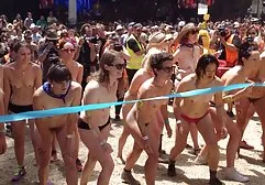 موهای قرمز باردار صورت را کانال تلگرامporn در بیرون از منزل می گیرد